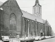 860180 Gezicht op de noordgevel en de toren van de Jacobikerk (Jacobskerkhof) in Wijk C te Utrecht, vanaf de Waterstraat.